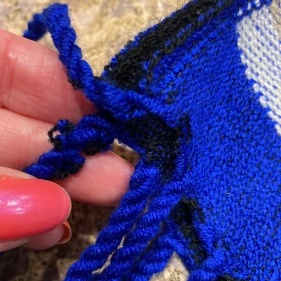 Wool Women’s Wrap or Cape Colorful Aztec Type Design Made in Ecuador One Size - Picture 15 of 16